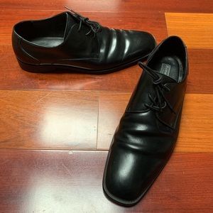Black dress shoes